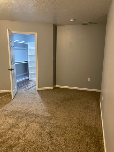 Master walk in closet - 2209 Jefferson Ct SE