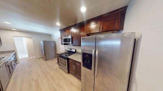 Building Photo - 8BD/3BA, Lots of Parking! (Lease out, pend...