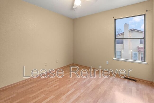 Building Photo - 1921 Ridgemont Way