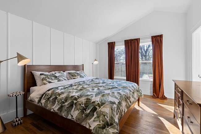 Building Photo - 3 Bed | 2 Bath | Fenced Backyard + Beautif...