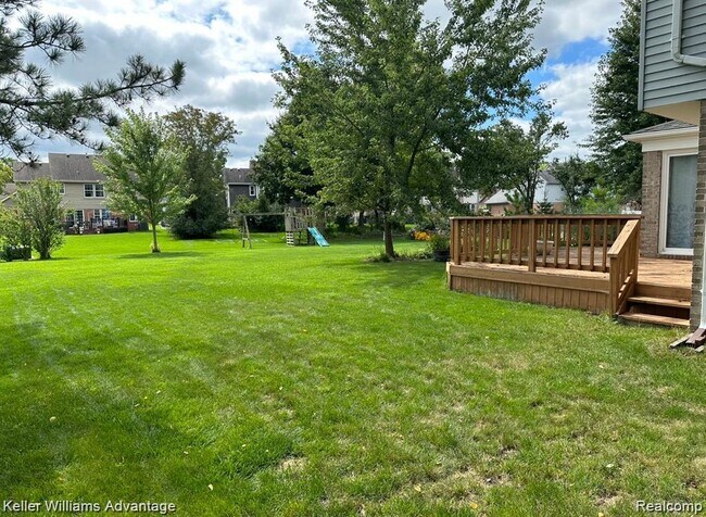 Building Photo - 45655 Larchmont Dr