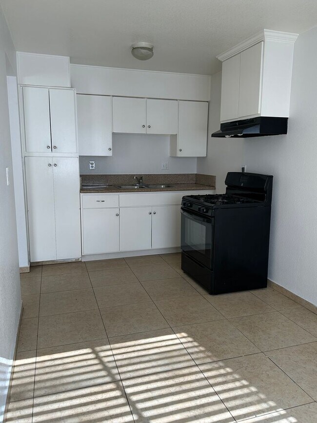 Building Photo - 2 Bedroom / 1 Bath Apartment for Rent