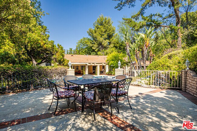 Building Photo - 18022 Lake Encino Dr