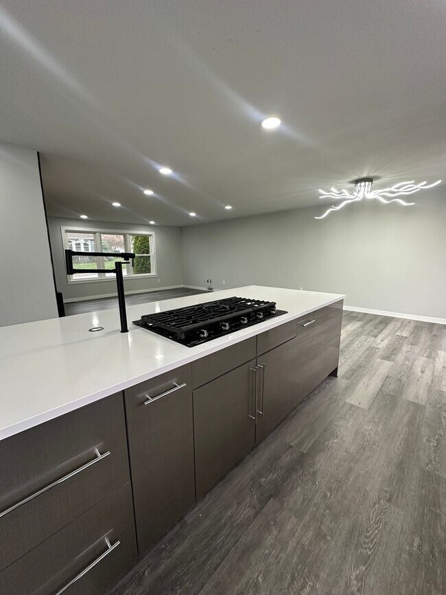 Building Photo - Beautiful 4 Bedroom 3 Bathroom Home in Everett!