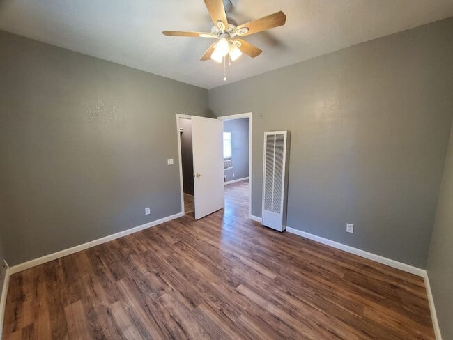 Building Photo - Charming duplex available Oct 15th.