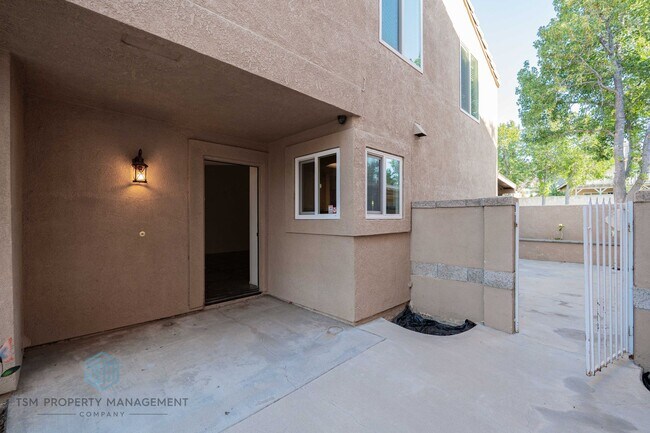 Building Photo - 3 Bed 2.5 Bath House in Desirable Community of Southridge Fontana