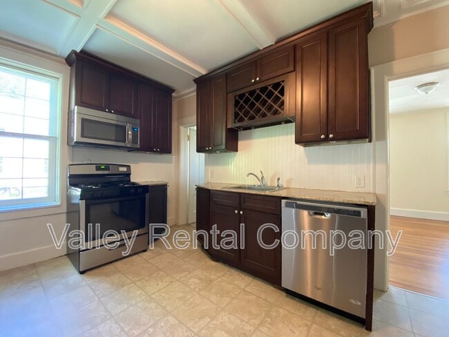 Building Photo - 200 King St