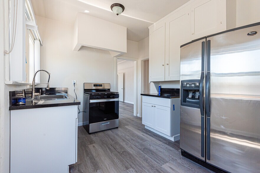 Building Photo - 4915 San Vicente Blvd