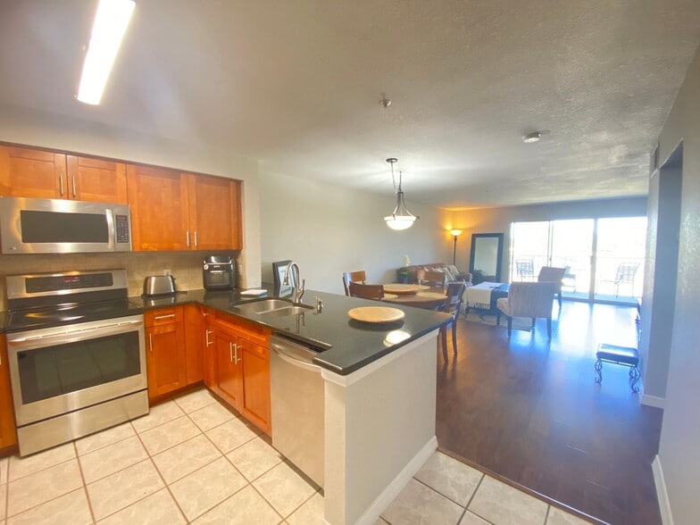 Building Photo - Stylish Orlando Condo in Gated Community –...