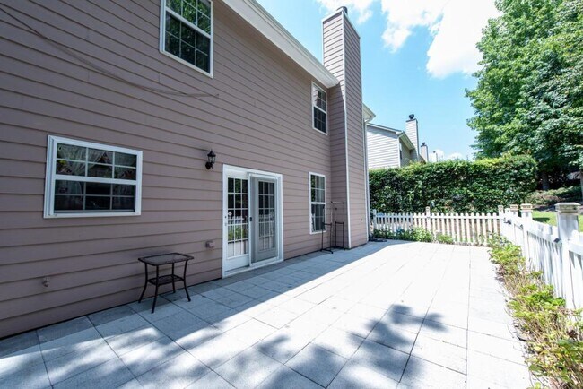 Building Photo - 2227 Longmont Dr
