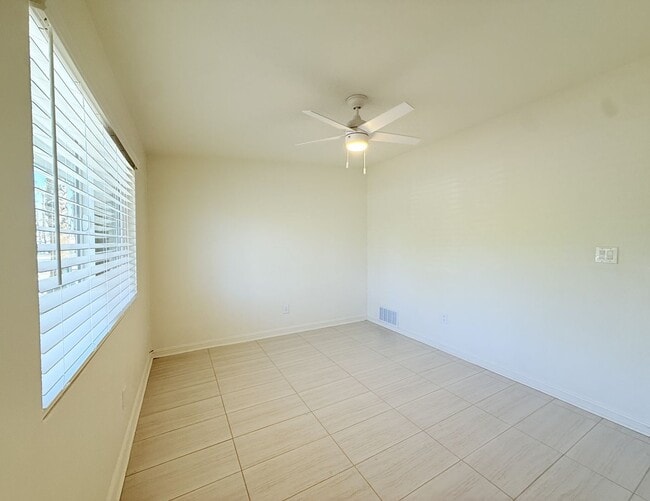 Building Photo - AVAILABLE NOW!! 3 BEDROOM 2 BATHROOM Home in Palm Desert!