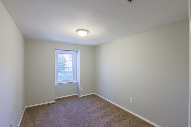 Building Photo - Reduced Price!! Move-In Ready!