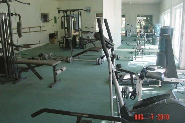 Building Photo - $925 Great location off Leetsdale/Parker and Florida with lots of amenities such as pool, hot tub...