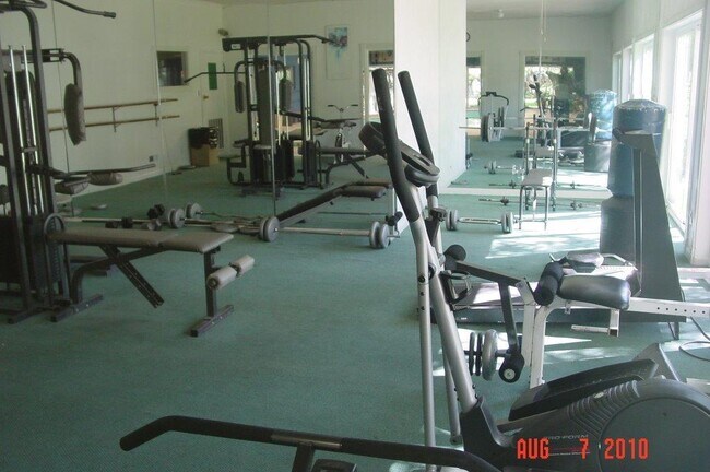 Building Photo - Great location off Leetsdale/Parker and Florida with lots of amenities such as pool, hot tub, clu...