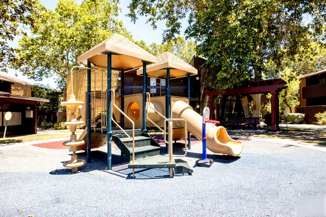 Building Photo - 18350 Hatteras St