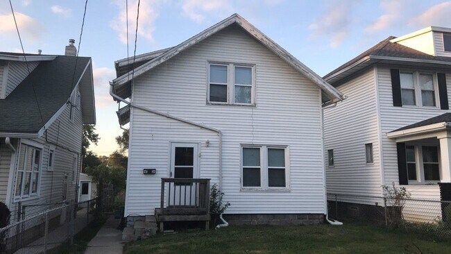 Building Photo - 3 Bedroom House