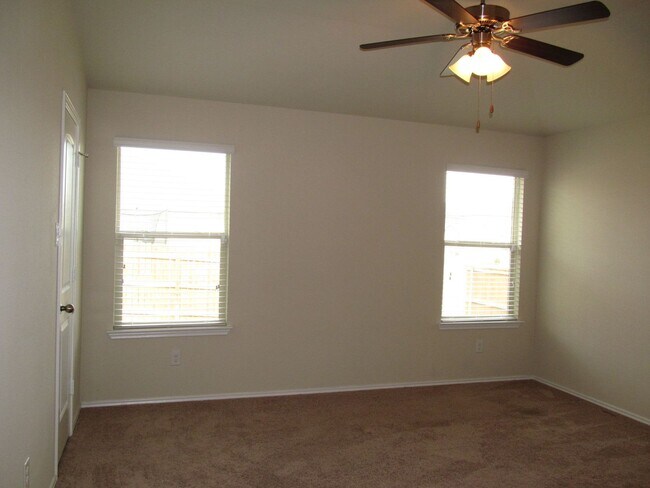 Building Photo - 3 BEDROOM NEAR STILLHOUSE HOLLOW LAKE