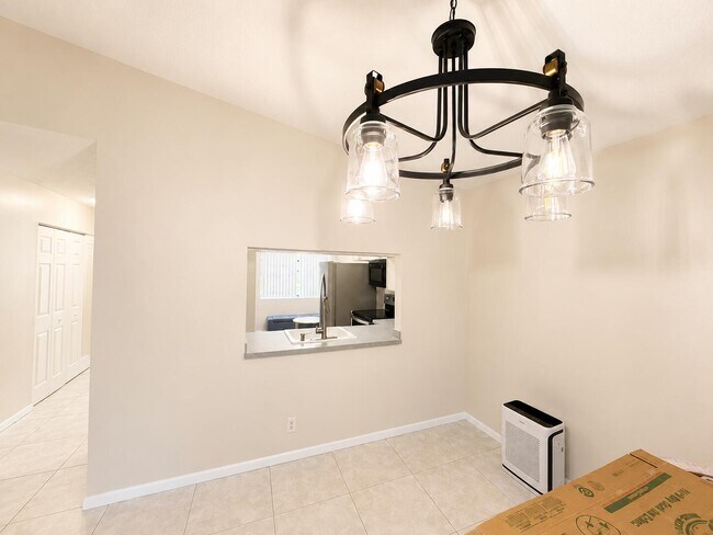 Building Photo - 4086 Palm Forest Dr S