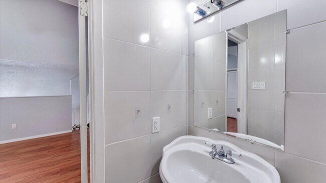 Building Photo - 10811 Richmond Ave