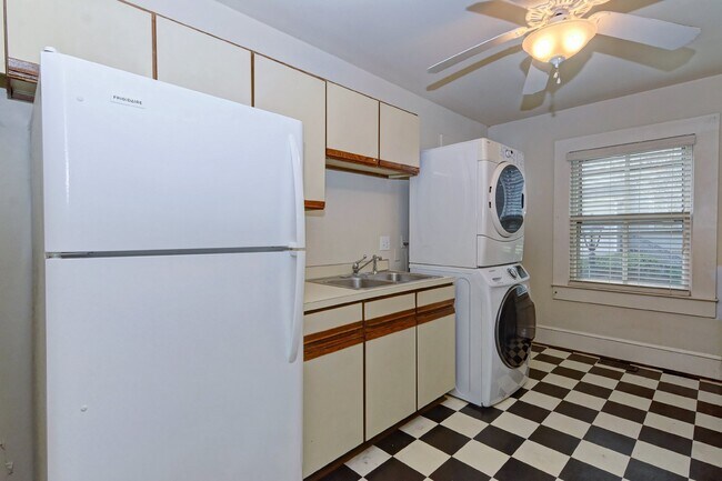 Building Photo - 2Br/2Bth House Walking Distance to Carolin...