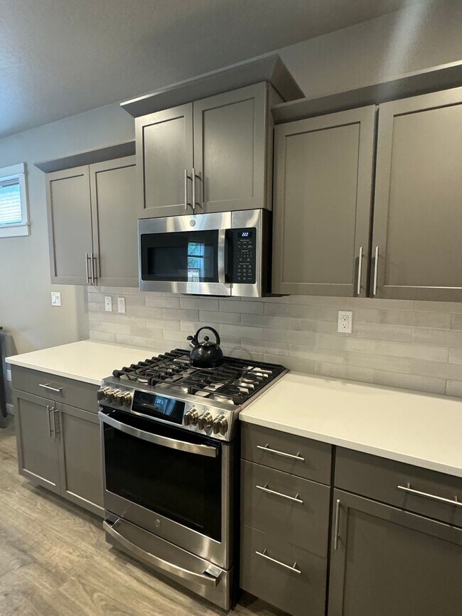 Building Photo - Fully Furnished 3 Bed/2 Bathroom Home-2042...