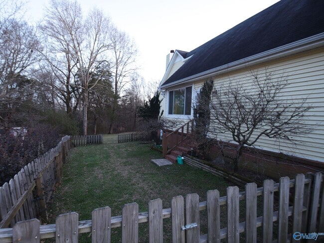 Building Photo - 104 Victoria Dr