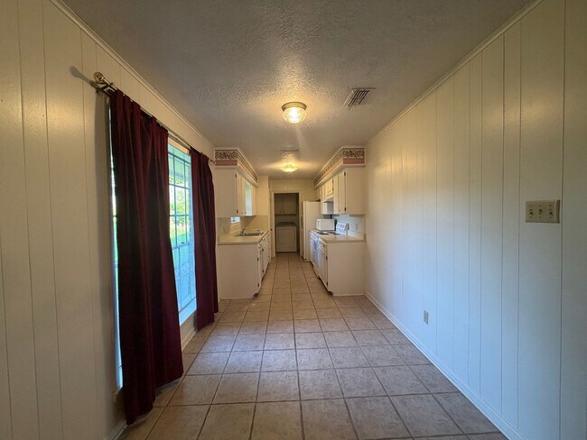 Building Photo - 3 bedroom 2 bath house with 2 car garage