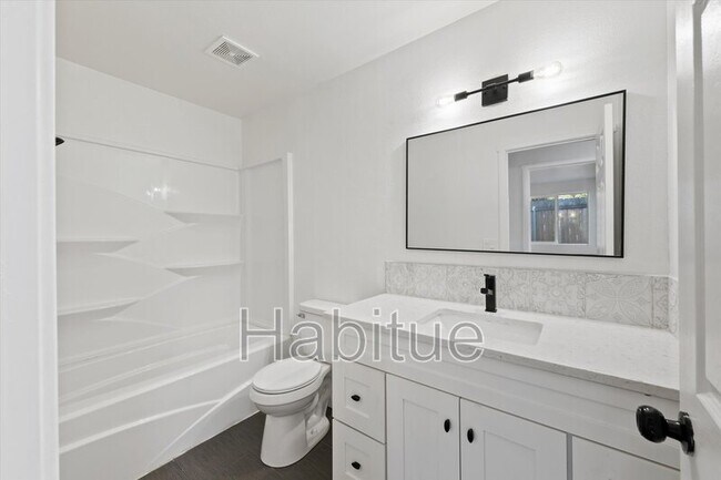 Building Photo - 2041 E Oakridge Ct