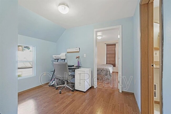 Building Photo - 2423 E Everett Ave