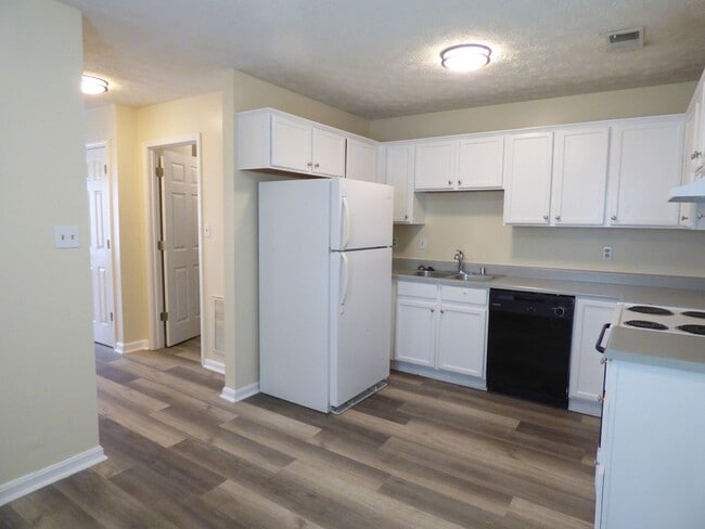 Building Photo - Beautiful Townhouse! All Electric, Washer/...