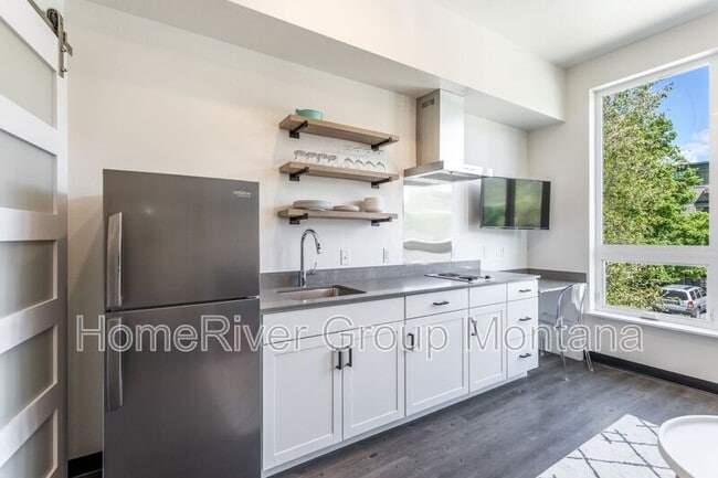 Building Photo - 320 Clay St