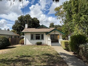 Building Photo - Rare 2 Bedroom Home Downtown Dixon *Star R...