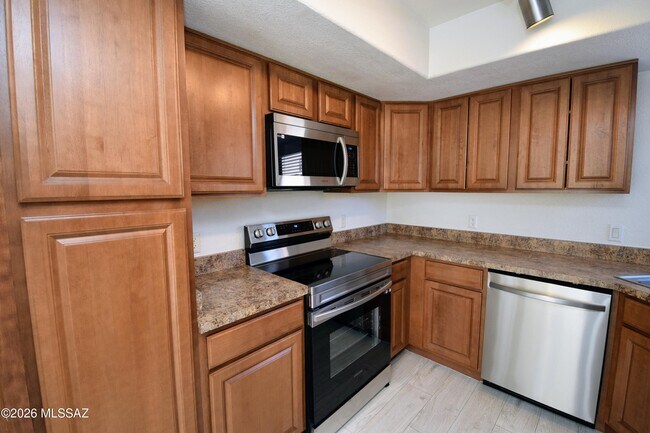 Building Photo - 5855 N Kolb Rd