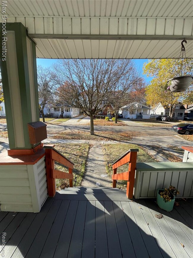 Building Photo - 808 Laprairie St