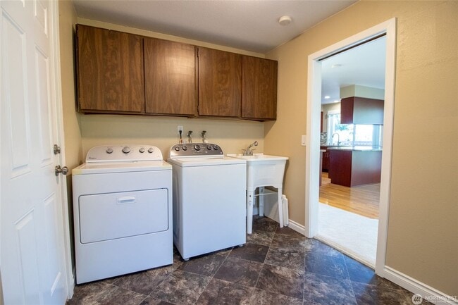 Building Photo - 4Bd/3.5Ba Bellevue Home