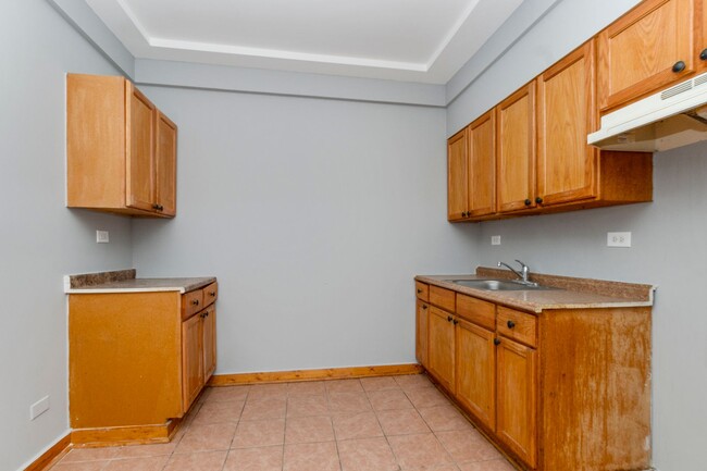 Interior Photo - 6237-45 Kedzie