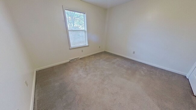 Building Photo - Townhouse with Garage & Private Deck