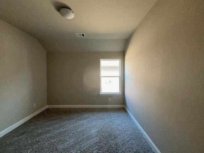 Building Photo - 612 Amenduni Ln