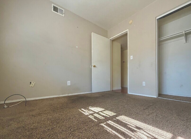 Building Photo - 6716 Clybourn Ave