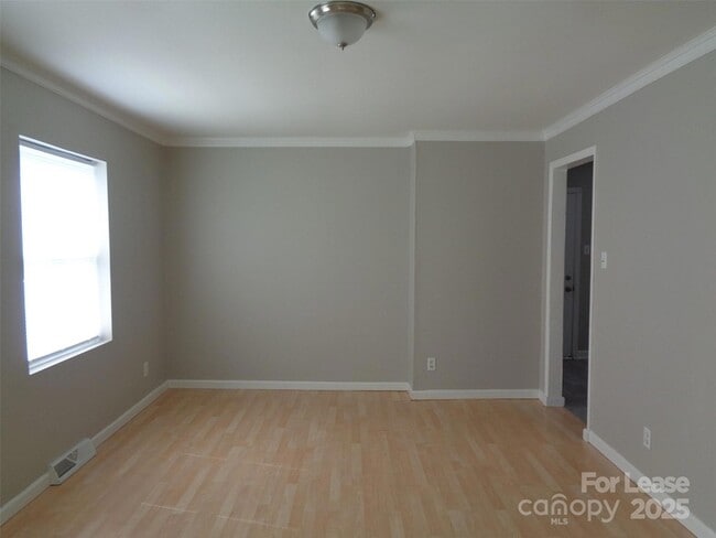 Building Photo - 4800 Crestmont Dr