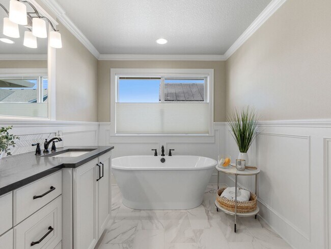 Building Photo - Beautiful & Bright Newer Home with Luxurio...