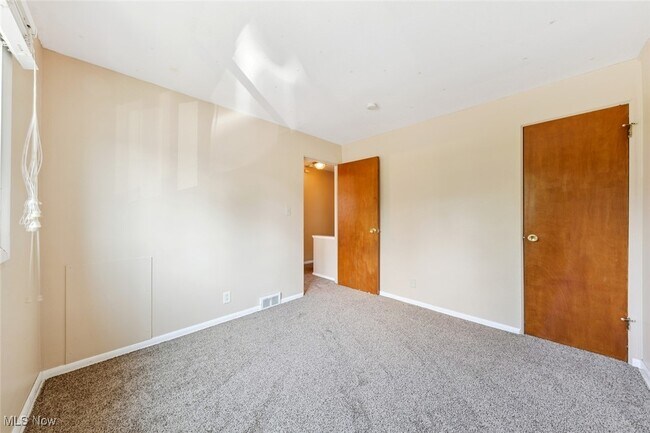 Building Photo - 215 Dalepark Dr