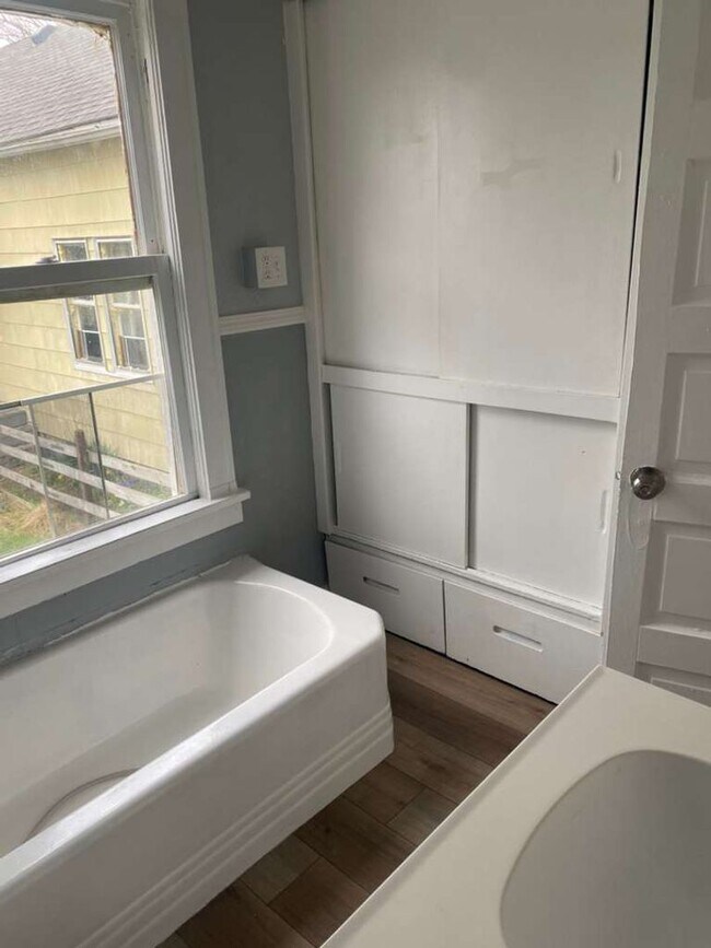 Building Photo - 3540 W 61st St