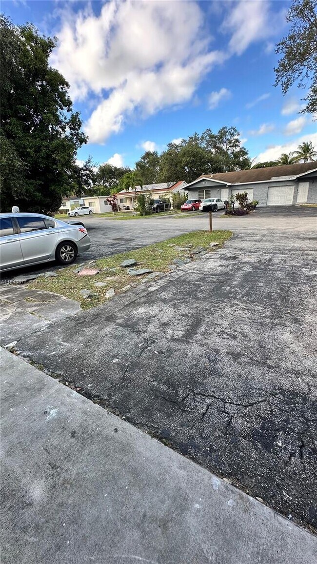 Building Photo - 6114 SW 31st St