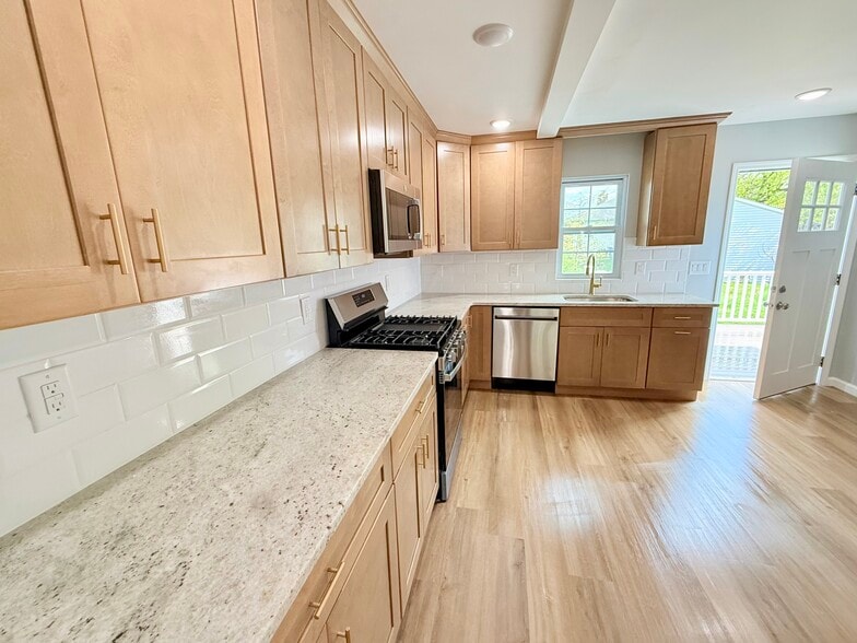 Building Photo - 13 Roosevelt Ave