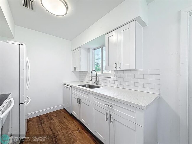 Building Photo - 50 NE 56th Ct