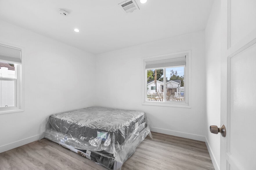 Building Photo - 18015 Collins St