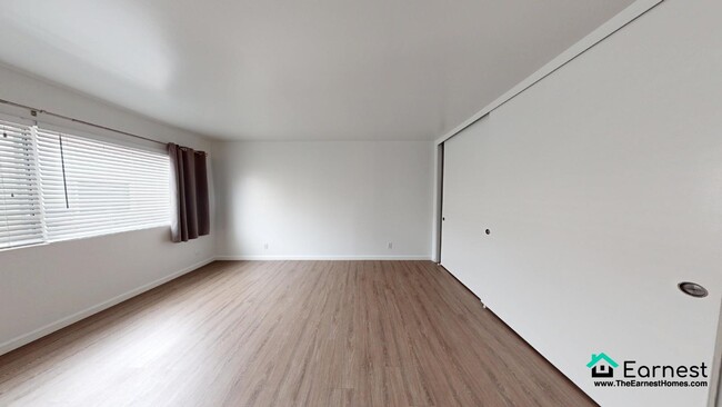 Building Photo - 3 + 2.5 Spacious Townhouse in Prime Tarzan...