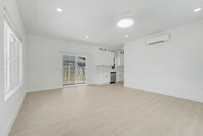Building Photo - BRAND NEW 2 BEDROOM 2BATH