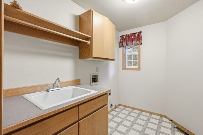 Building Photo - Move in ready! 3 bed, den, 2 bath rambler on 4.62 acres with pasture in Tumwater School District.